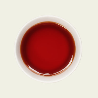 Tasse Verdant Tee mit erfrischender, zitrusfarbener Teefarbe, die die belebenden Noten dieses Kräuter- und Mate-Tees widerspiegelt.

Cup of Verdant tea with refreshing citrus-colored tea reflecting the invigorating notes of this herbal and mate tea.