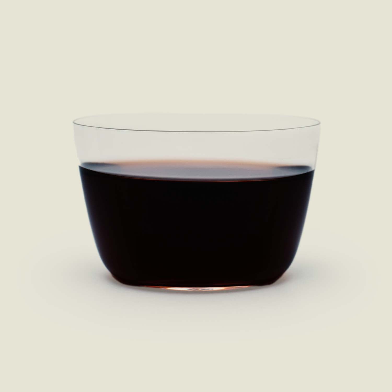 Yunnan Pu Erh – Die dunkle, rubinrote Farbe dieses Tees entfaltet sich im Glas und verströmt erdige Aromen, die die Tiefe und Komplexität des gereiften Pu Erh widerspiegeln.

Yunnan Pu Erh – The dark ruby-red color of this tea unfolds in the glass, exuding earthy aromas that reflect the depth and complexity of the aged Pu Erh.