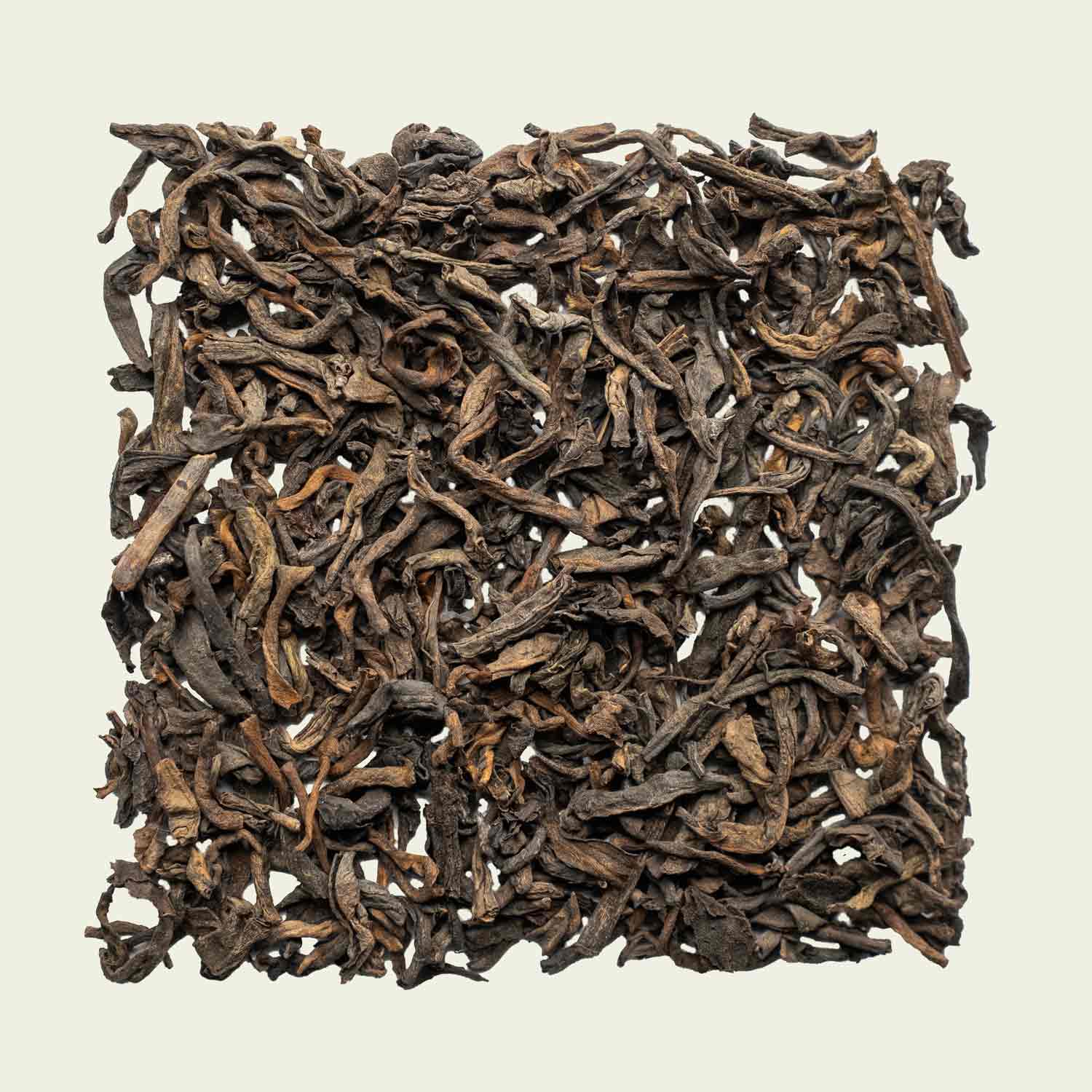 Lose Yunnan Pu Erh-Blätter mit erdiger Struktur, Draufsicht auf dunkle Töne – gereifter Tee aus China.