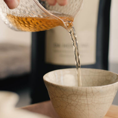 Da Hong Pao Oolong Tee wird in Tasse eingeschenkt