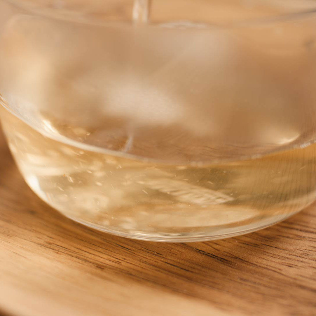 Tassenfarbe von Milky Oolong Tee in Keramiktasse