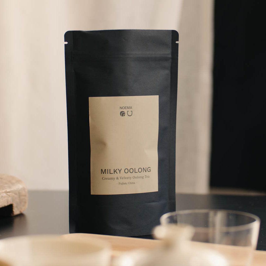 Noema Milky Oolong Tee Packung im Studio-Setup