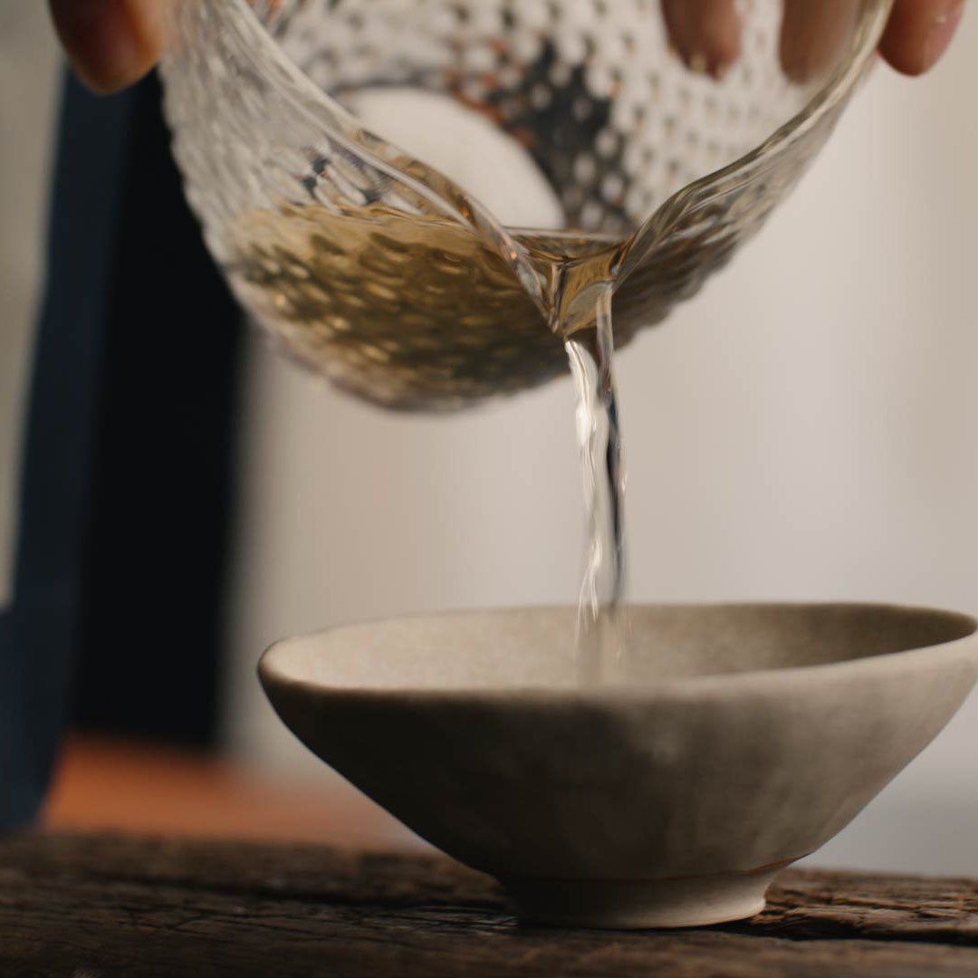 Oriental Beauty Oolong Tee wird in Tasse eingeschenkt