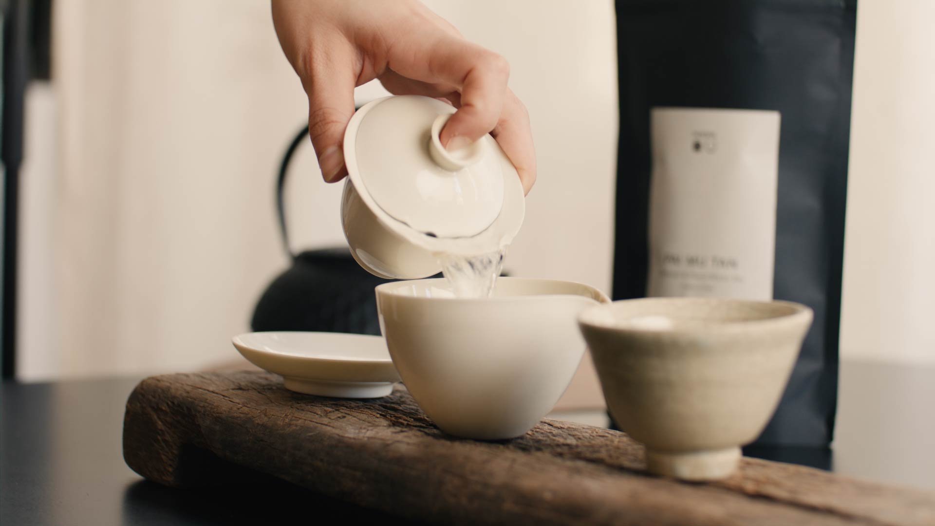 Pai Mu Tan Weißer Tee aus Gaiwan in Tasse eingeschenkt