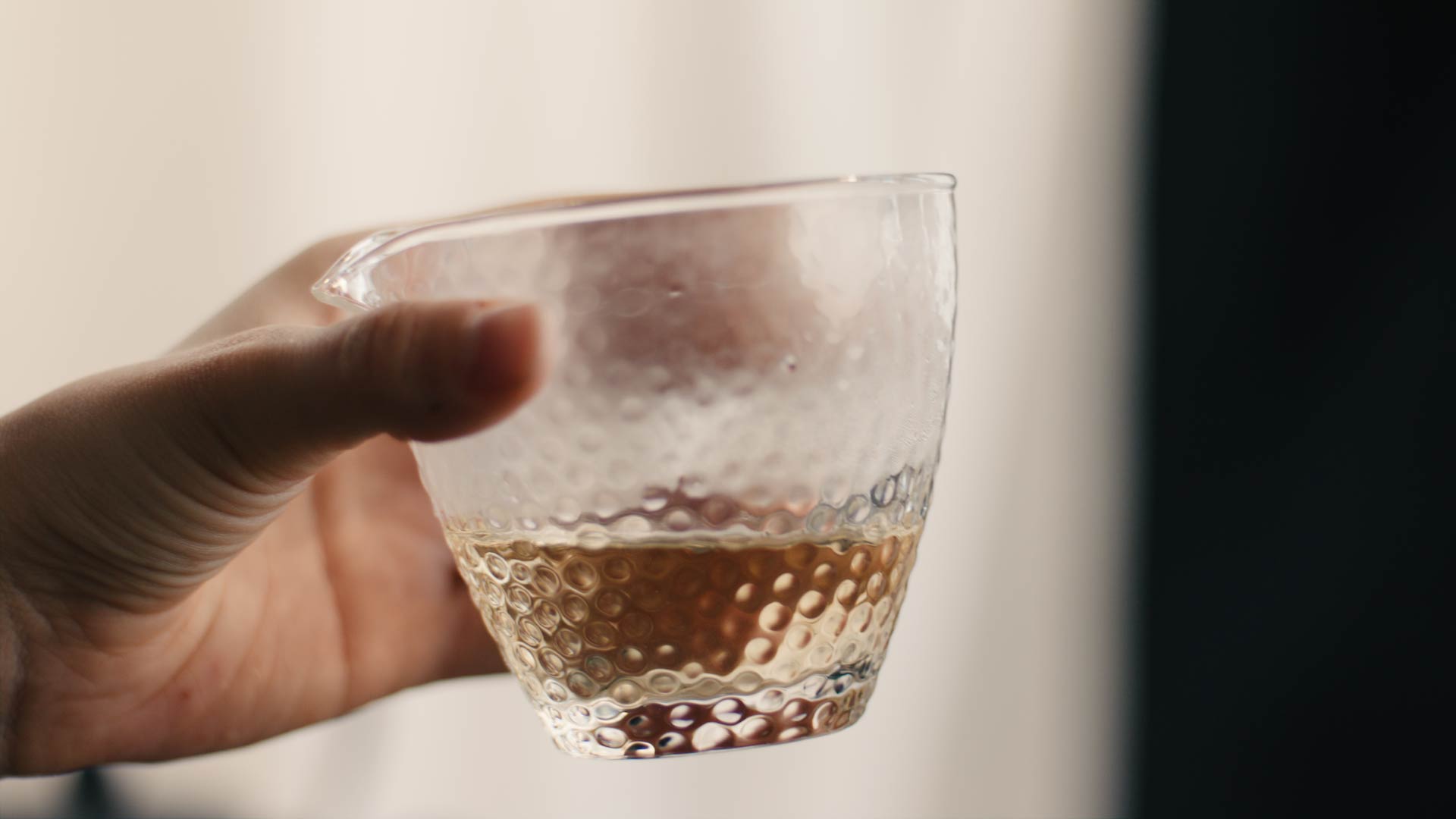 Tie Guan Yin Oolong Tee, kräftige Teefarbe im Glas