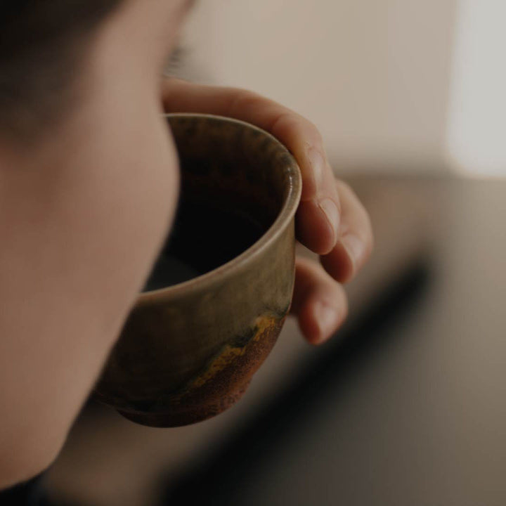Pu Erh Mini Tuo Chas in Tasse, beim Trinken