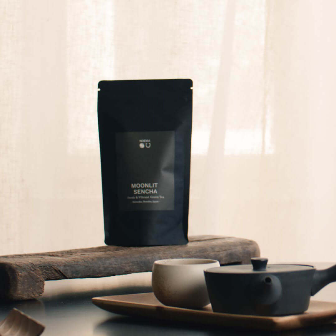 Noema Sencha Grüntee Packung auf Holztisch