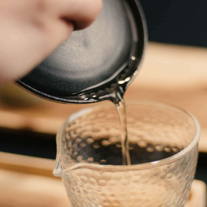 Sencha Grüntee wird in Tasse eingeschenkt